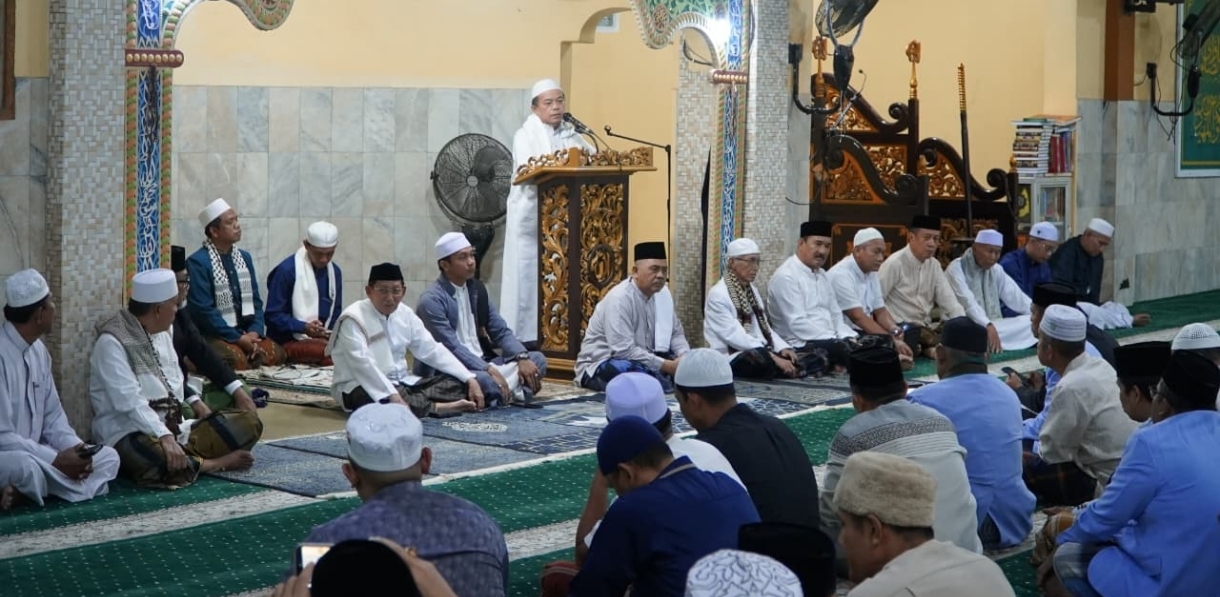 Safari Subuh di Masjid Raya Magat Sari, Gubernur Al Haris Ingatkan Warga Hadapi Kemarau dan Bijak Gunakan BBM