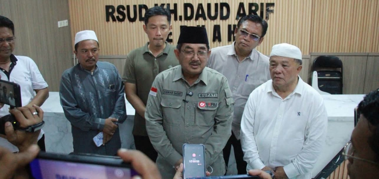 Bupati Anwar Sadat Kunjungi Pasien ISPA Terdampak Kabut Asap di RSUD KH. Daud Arif
