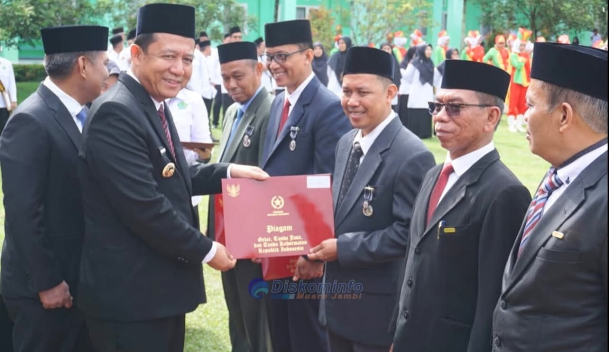 Bertindak Sebagai Inspektur Upacara Pada Hari Amal Bakti, Ini Pesan Bupati Bambang Bayu Suseno