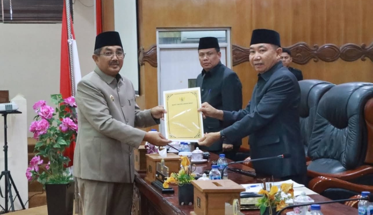 Bupati dan Wabup Hadiri Paripurna Keempat DPRD Pengambilan Keputusan Terhadap Ranperda APBD Tanjab Barat TA. 2026