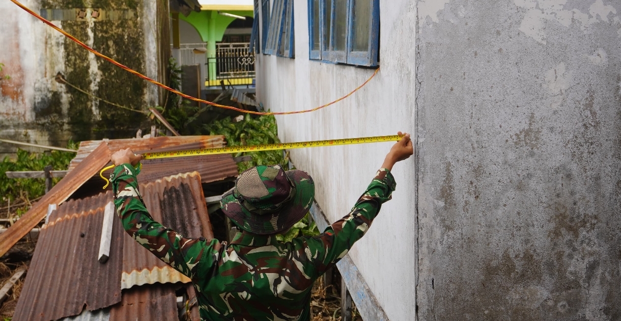 Perhatikan Sarana Pendidikan. TMMD Kodim 0419/Tanjab Lakukan Rehab Madrasah Nurul Ikhsan