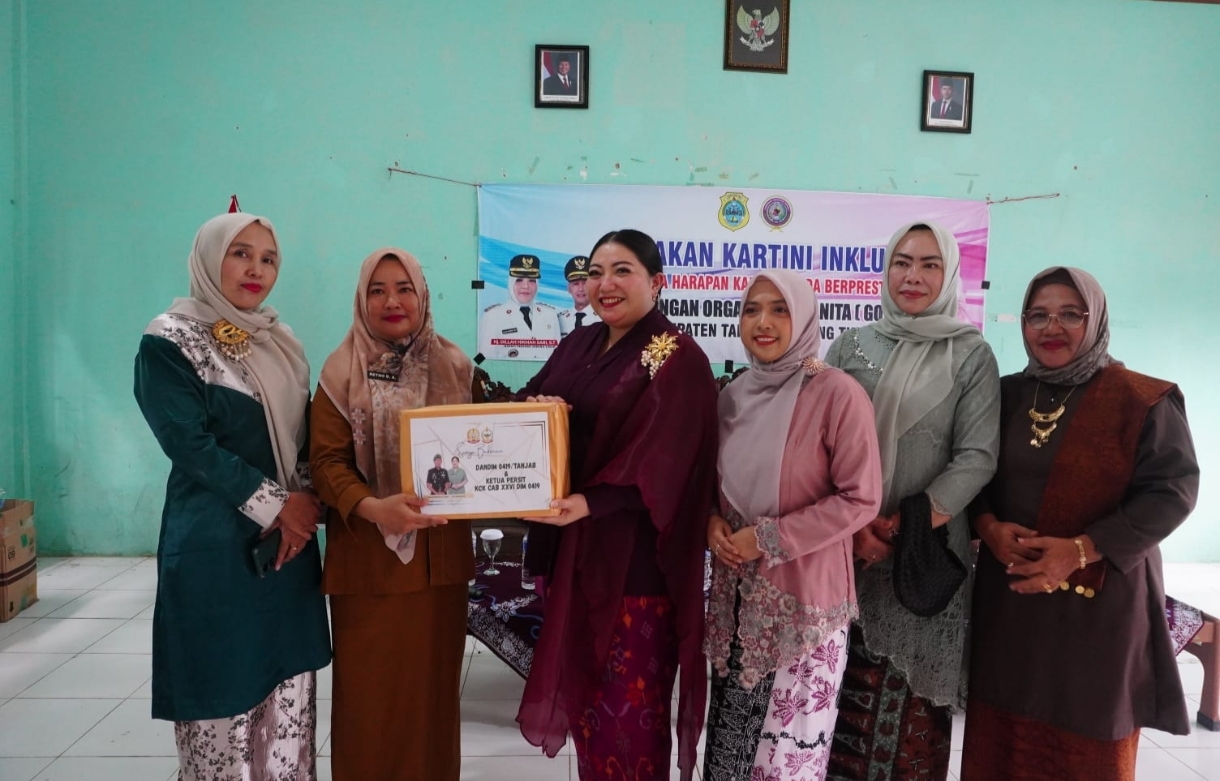 Peringati Hari Kartini, Persit KCK Kodim 0419/Tanjab dan GOW Gelar Bakti Sosial di SLB Negeri Tanjab Timur
