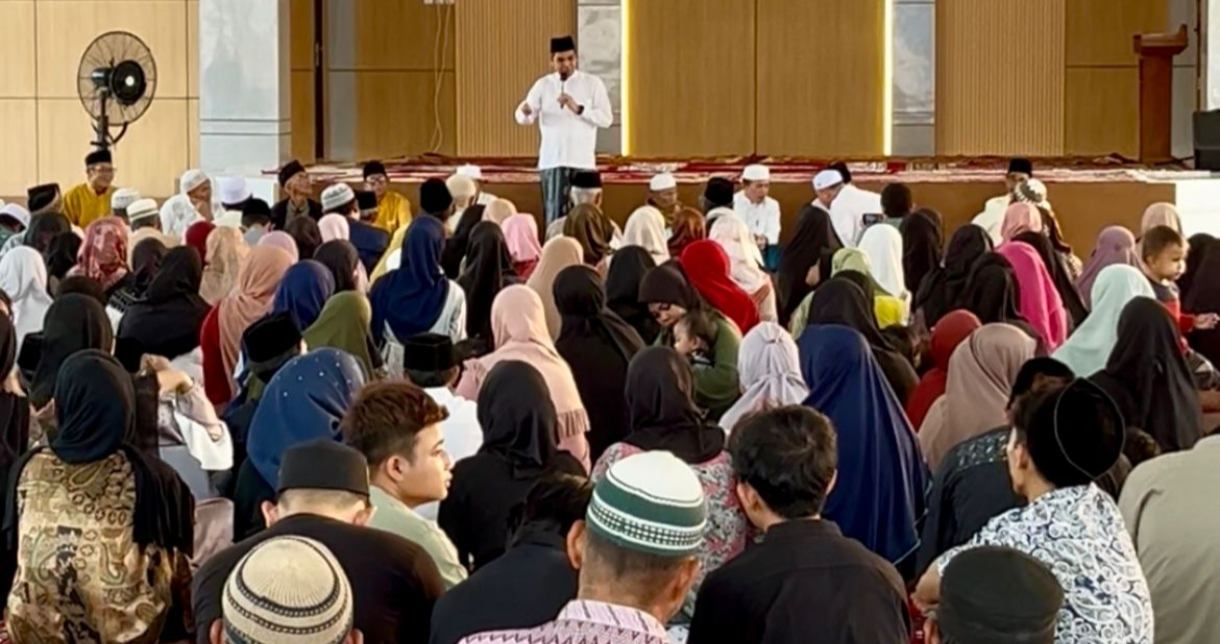 Gubernur Al Haris Buka Puasa Bersama Warga Sekitar Rumah Dinas