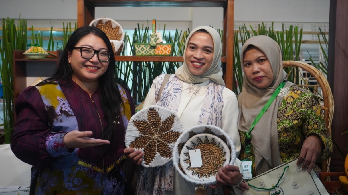 Persit Kartika Chandra Kirana (KCK) Cabang XXVI Kodim 0419/Tanjab Sulap Gulma Eceng Gondok Jadi Keranjang Buah Estetik Bernilai Tinggi