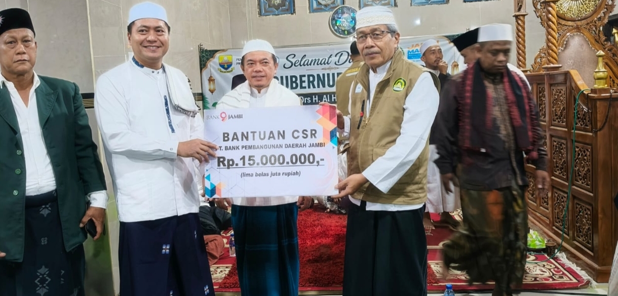 Safari Subuh Pemprov Jambi di Masjid Hidayatullah, Al Haris Serahkan Santunan dan Bantuan untuk Masjid