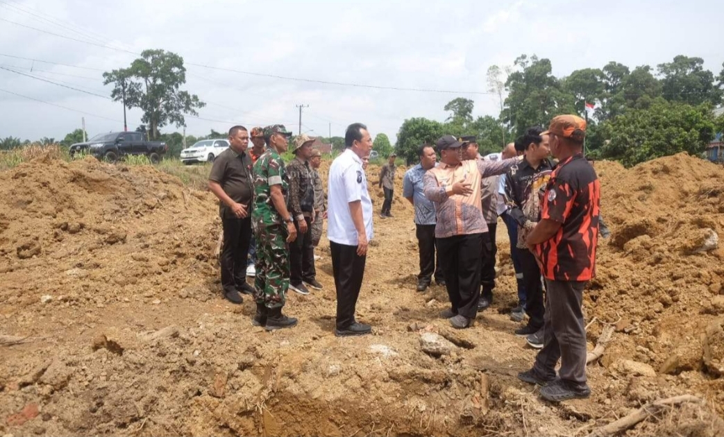 Bupati Muaro Jambi Tinjau Proses  Pembangunan Gerai Koperasi Desa Merah Putih di Taman Rajo