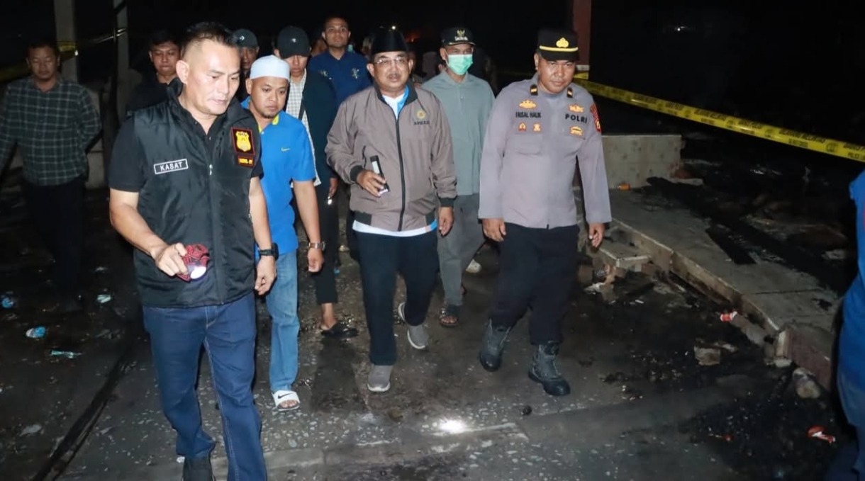Tinjau Lokasi Kebakaran di Teluk Nilau, Bupati Anwar Sadat Instruksikan Penanganan Maksimal
