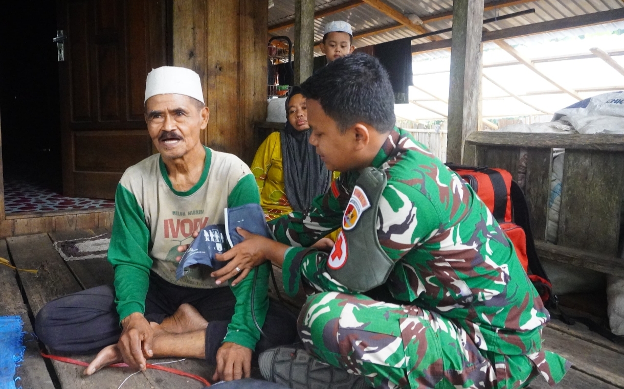 Tak Hanya Stay Di Satu Titik, Tim Satgas Kesehatan TMMD Kodim 0149 / Tanjab Sambangi Kerumah Warga