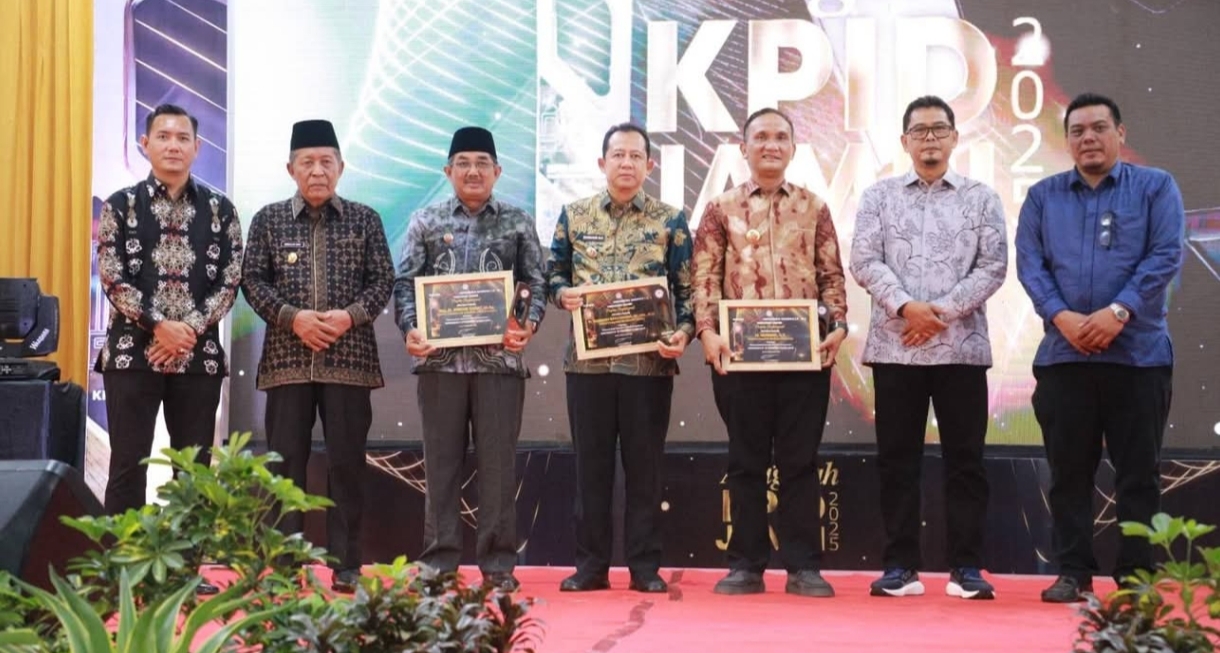 Bupati Anwar Sadat Terima Penghargaan “Kepala Daerah Peduli Penyiaran” dari KPID Jambi