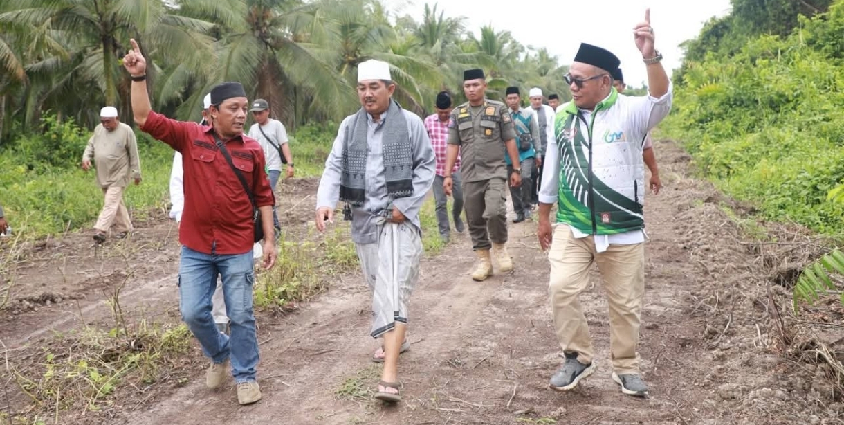 Seberangi Sungai Pengabuan, Bupati Sambangi Masyarakat Kecamatan Seberang Kota
