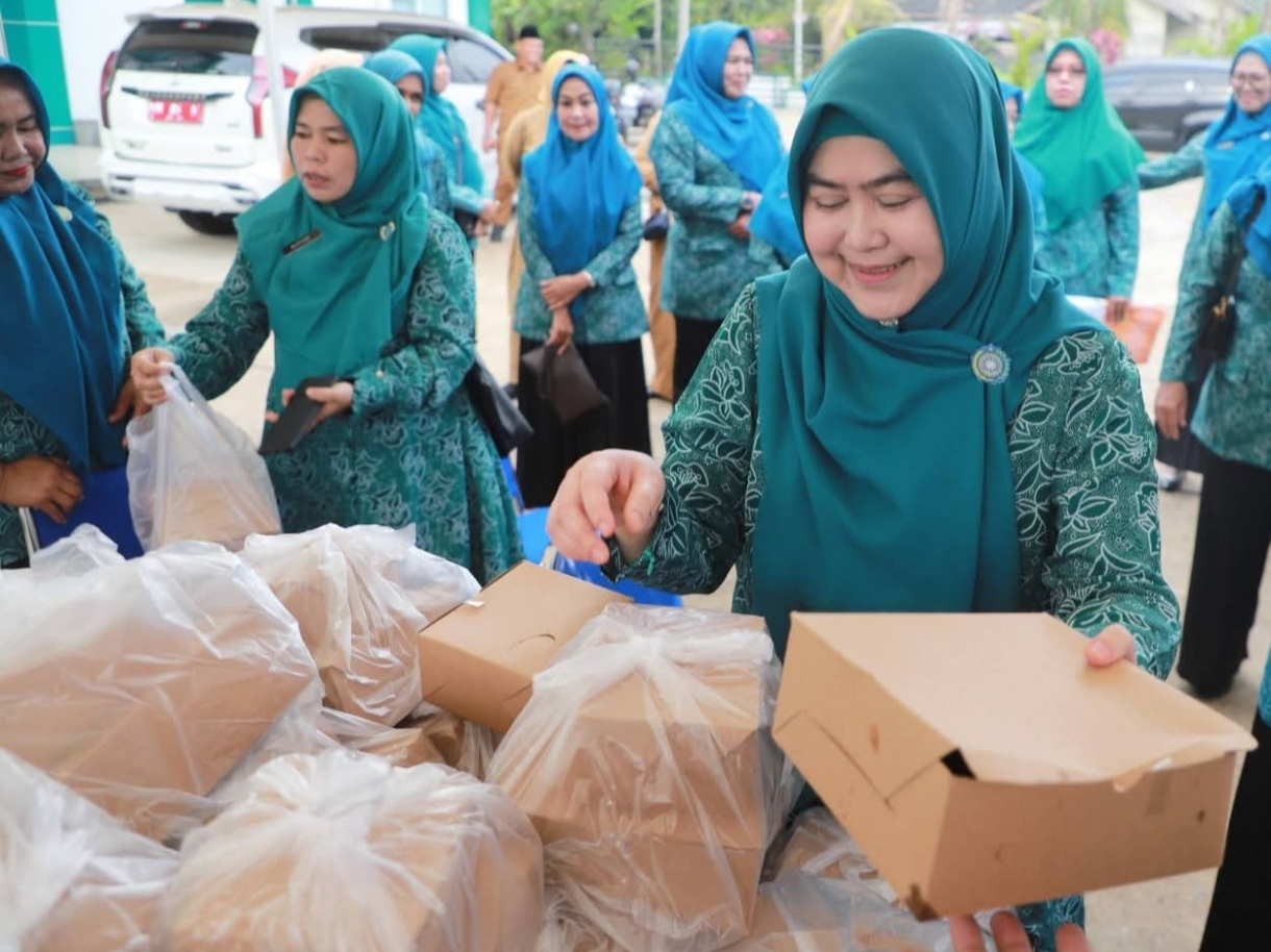 TP PKK Tanjab Barat Berbagi 500 Paket Takjil, Tebar Kepedulian di Hari Kelima Ramadan