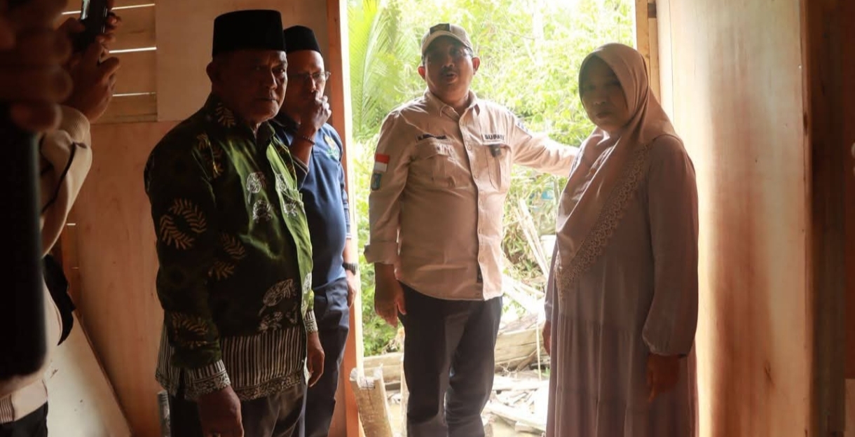Sentuh Langsung Warga, Bupati Tanjab Barat Tinjau Program Bedah Rumah BAZNAS di Dua Kelurahan