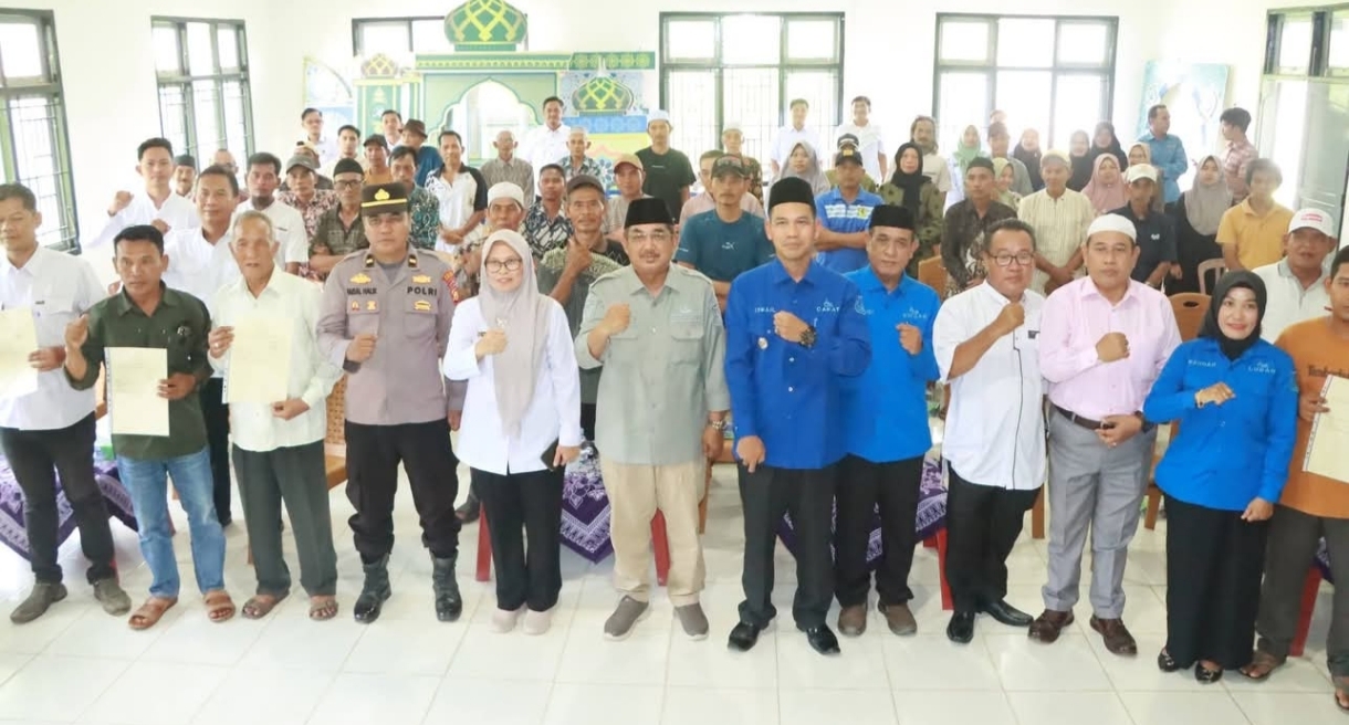 Bupati Anwar Sadat Serahkan 71 Sertifikat Tanah Konsolidasi untuk Warga Teluk Nilau