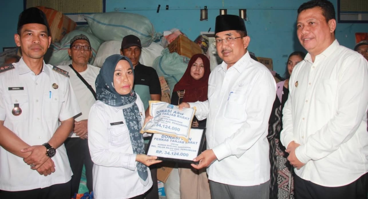 Gubernur Jambi Bersama Bupati dan Wabup Tinjau Lokasi Kebakaran serta Serahkan Bantuan di Teluk Nilau