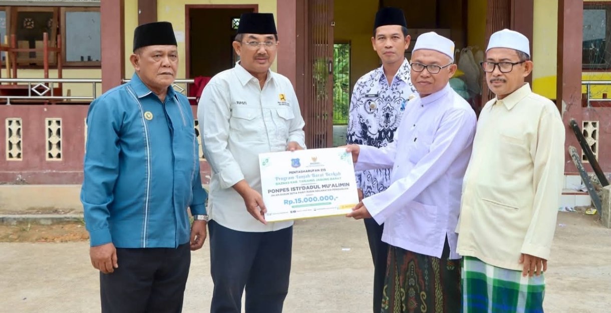 Bupati Serahkan Bantuan Kambing dan Dana Pengembangan untuk Pesantren di Kecamatan Pengabuan