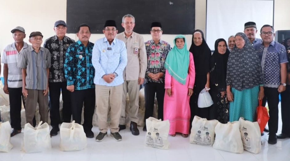 Bupati Anwar Sadat Serahkan Bantuan Sembako dan Beras Nutri Zinc Kepada Masyarakat Kurang Mampu dan Anak Stunting