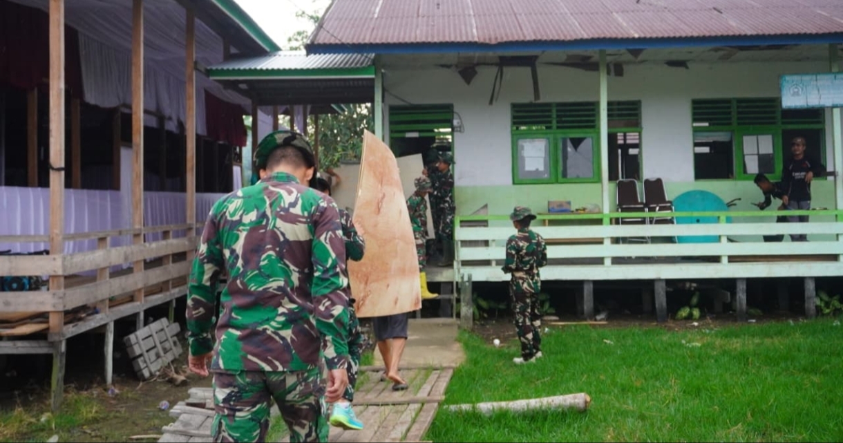 Satgas TMMD Kodim 0419/ Tanjab Bersama Warga Bahu Membahu Renovasi Madrasah Nurul Ihsan